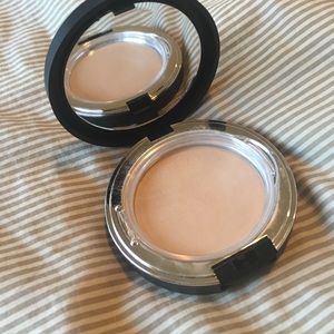 Younique mineral presses powder